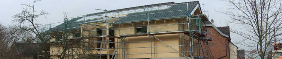 Am 13. Tag nach dem Baubeginn war dann auch das Dach unseres Bio-Solar-Hauses eingedeckt (immer noch Februar 2012).