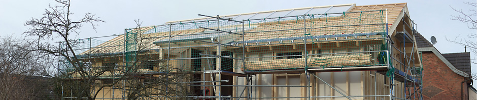 Ebenfalls im Februar 2012 erhielt unser Bio-Solar-Haus seine typischen Doppelstegplatten (Plexiglas) im Absorberbereich und über dem Wintergarten.