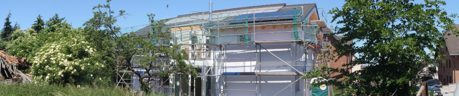 Ende Mai 2012: unser Bio-Soalr-Haus war verputzt und gestrichen worden. Auch die Flachkollektoren (Warmwasser und Heizung) waren auf dem Dach montiert.