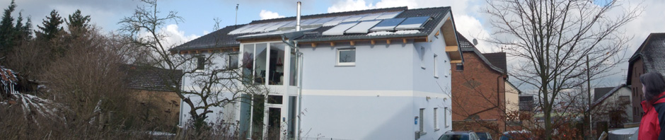 Unser Bio-Solar-Haus am Nikolaustag 2012 mit noch etwas Schnee auf dem Dach und den Flachkollektoren.