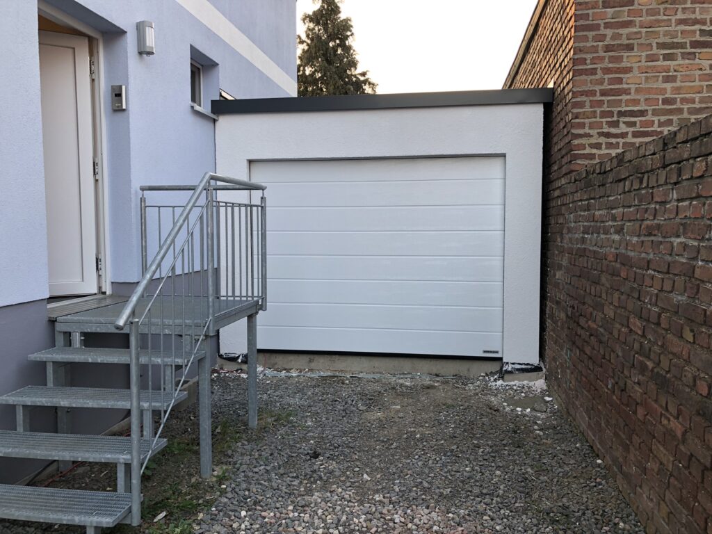 Foto der Garage zwischen unserem Haus und der Nachbarscheune. Die »Lücke« zwischen den Gebäuden wurde mit unserer Garage geschlossen.