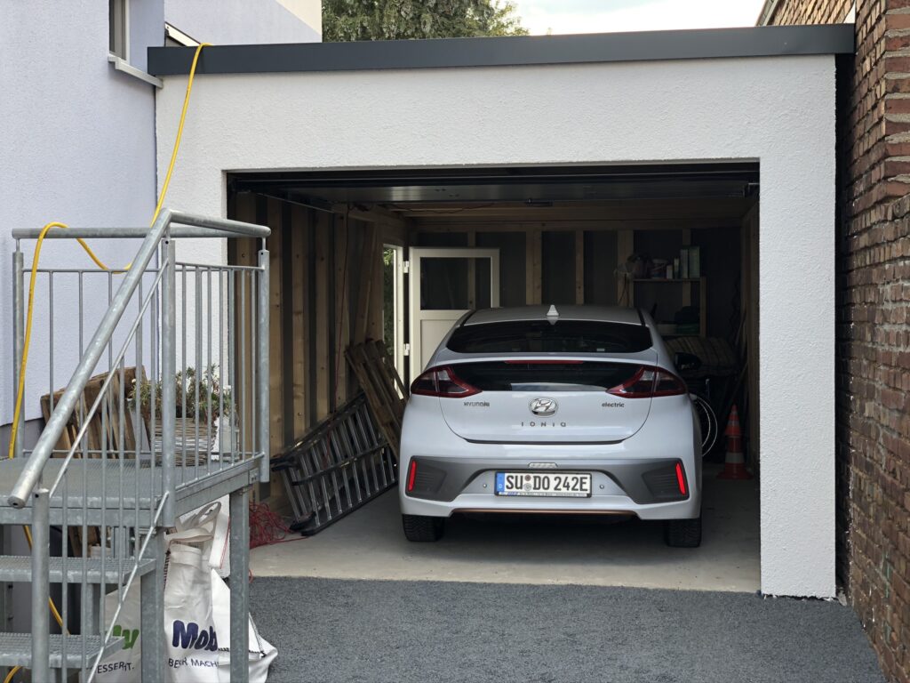 Wir hatten im Juli 2020 eine provisorische Rampe zur Garage errichtet. Danach hatten wir testweise eines unserer Autos in der Garage geparkt. Wie erwartet ist das Einparken aufgrund der Eingangstreppe etwas »herausfordernd«, aber möglich.